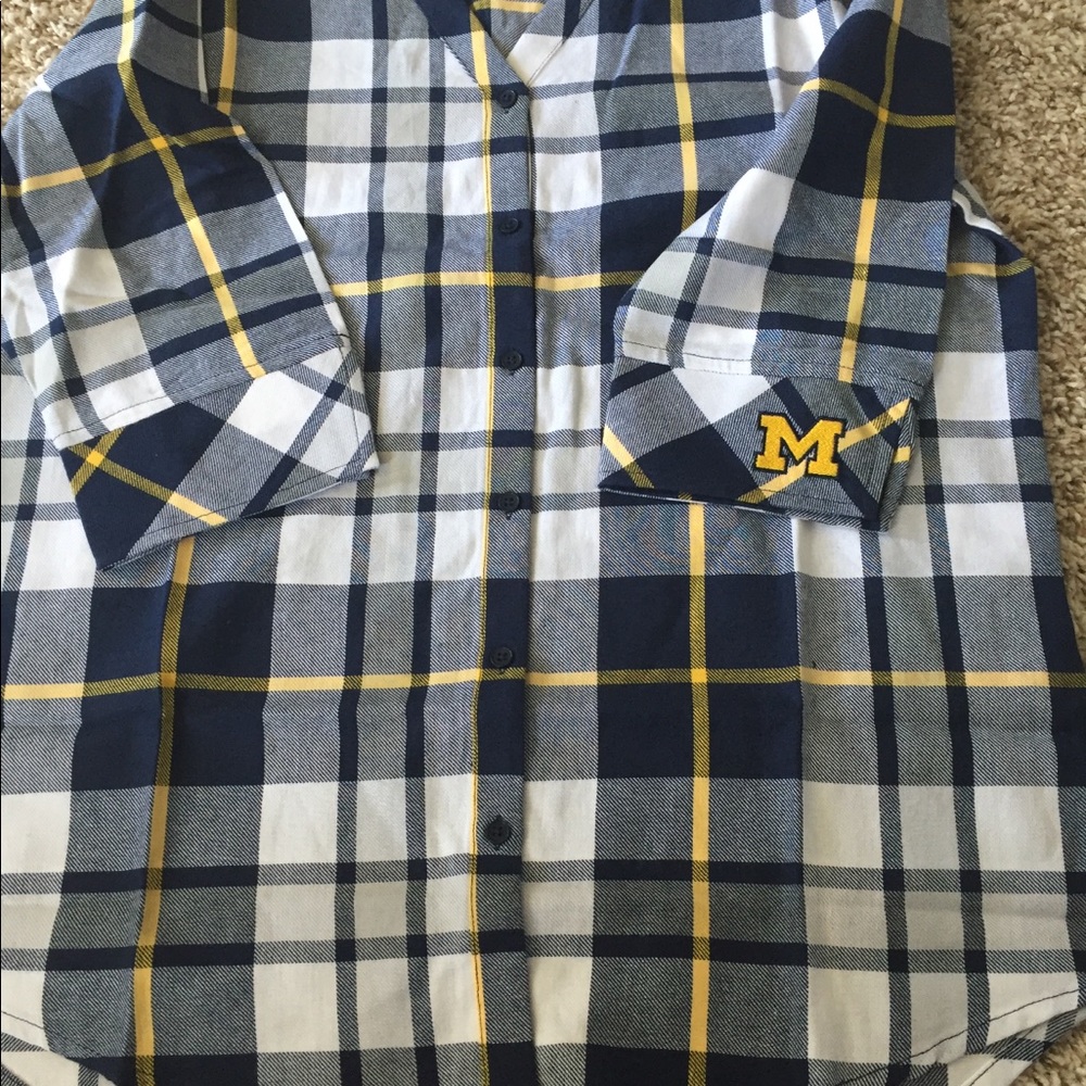 Michigan Ug Apparel size small shirt